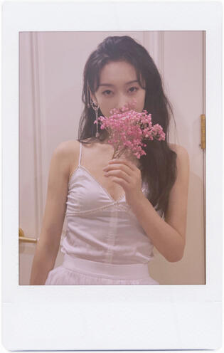 xuan lu carrying a small bouquet of flowers